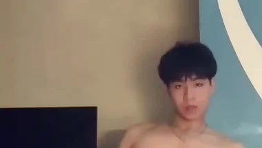 Nhóc hocsinh HN dâm đãng vừa đi học về là cởi đồ ra sục rồi tự liếm tinh luôn