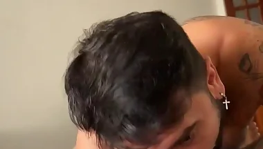 Peludao dotado maltrata cuzinho