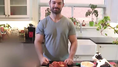 Muscular hottie Alexandre masturbates well after being naked