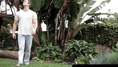 Muscle gay Leo Luckett spitroasted during bareback threeway with Lance Ford